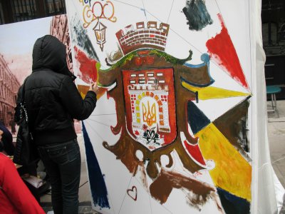 Чернівчани намалювали герб міста і фотографувалися біля живих фігур (ФОТО)
