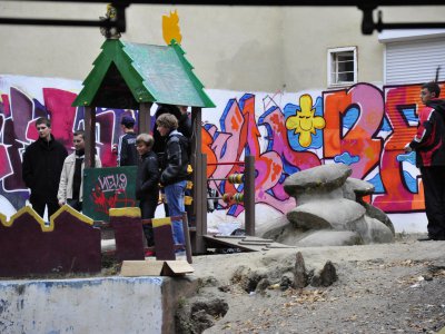 У Чернівцях вуличні художники розмалювали дитячий майданчик (ФОТО)
