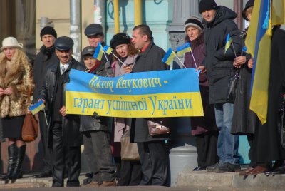 У Чернівцях Януковича вітали з «першотравневим» розмахом