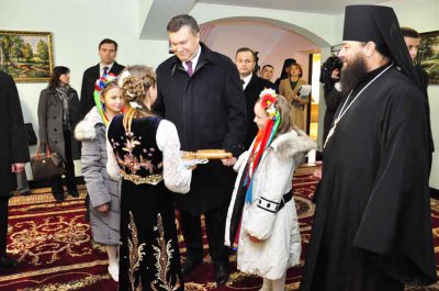 У дитбудинку Янукович водив хоровод із дітьми
