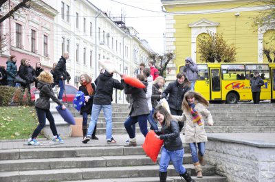 Двадцять студентів у Чернівцях били  перехожих подушками