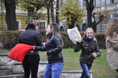 Двадцять студентів у Чернівцях били  перехожих подушками