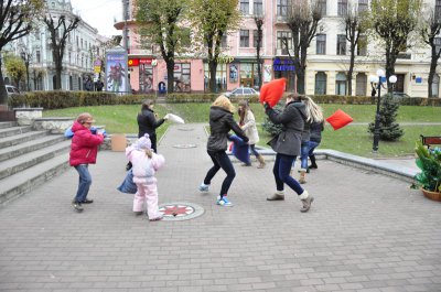 Двадцять студентів у Чернівцях били  перехожих подушками