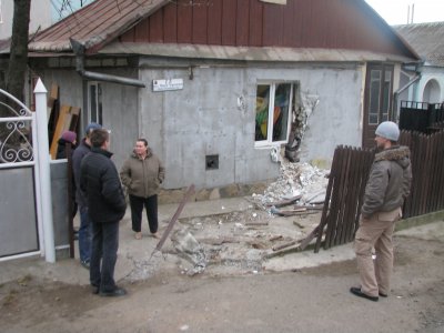 У Чернівцях каток розвалив стіну будинку