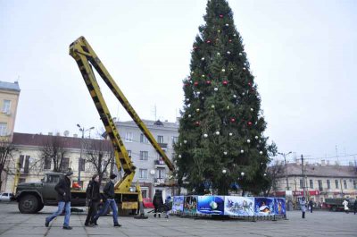 У Чернівцях прикрашають новорічну ялинку