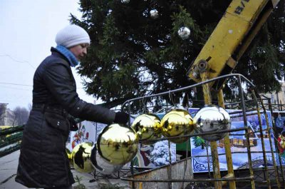 У Чернівцях прикрашають новорічну ялинку