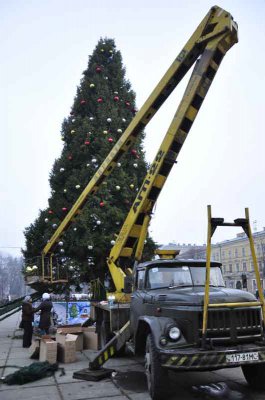 У Чернівцях прикрашають новорічну ялинку