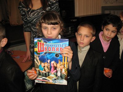 Чернівецькі студенти приїхали до інтернату з подарунками і концертом