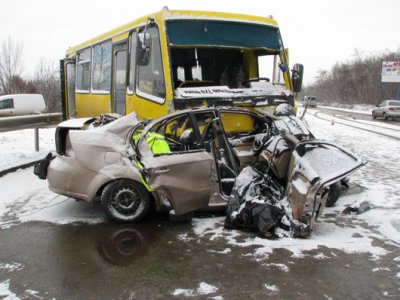 На Буковині легковик зіткнувся із автобусом - троє людей загинули