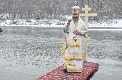 У Чернівцях освятили воду у Пруті