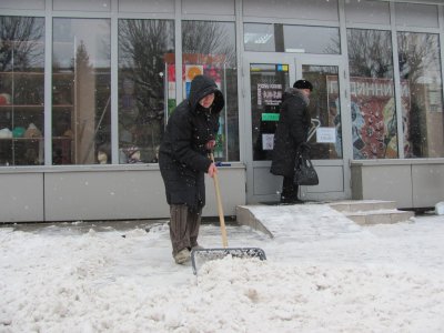Мерія хвалиться, що у Чернівцях 600 людей відкидали сніг
