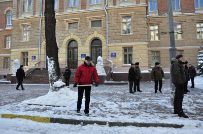 Папієв відкидав сніг біля “будинку з левами”