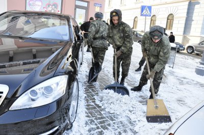 Папієв відкидав сніг біля “будинку з левами”