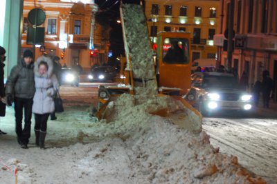 Ввечері на вулиці Чернівців виїхала снігозбиральна техніка