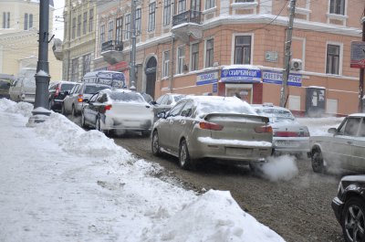 У центрі Чернівців автомобілі стоять у заторах в «сніговій каші»
