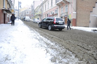 У центрі Чернівців автомобілі стоять у заторах в «сніговій каші»