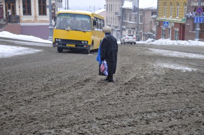 У центрі Чернівців автомобілі стоять у заторах в «сніговій каші»