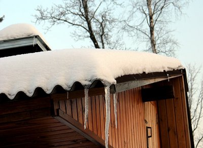 Сильні снігопади можуть завалити дахи будинків на Буковині