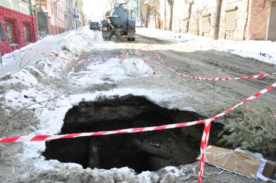 На вулиці Шевченка провалилося півдороги