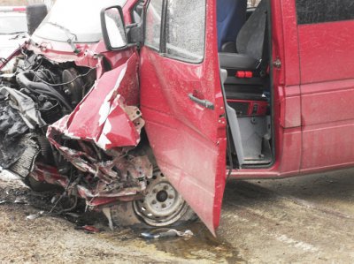 На Буковині внаслідок аварії за участі мікроавтобуса постраждали кілька людей