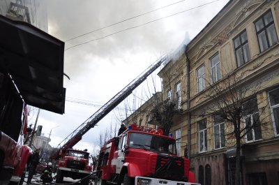 У центрі Чернівців палає горище будинку. Постраждалих немає