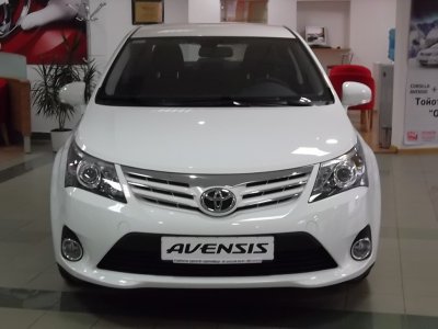 Оновлений Avensis: час їздити бізнес класом