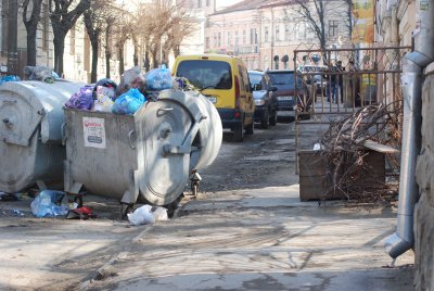 У центрі Чернівців – брудні каструлі та сміттєзвалища на узбіччях