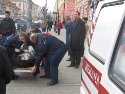 У центрі Чернівців на вулиці помер чоловік