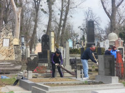 Міські чиновники прибирали цвинтар