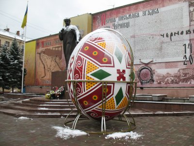 У Чернівцях встановили  58-кілограмову Великодню писанку