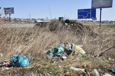 Узбіччя траси при виїзді з Чернівців перетворюють у смітник