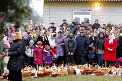 Освячення пасок у сільській церкві