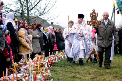 Освячення пасок у сільській церкві