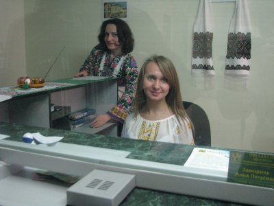 Банківські працівники у Чернівцях вийшли на роботу у вишиванках