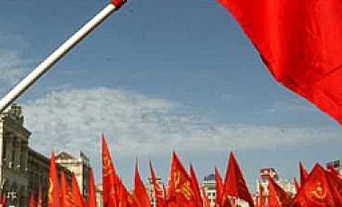 Тернопіль і Львів заборонили червоні прапори на День Перемоги