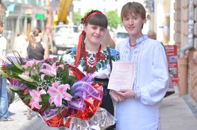 У Чернівцях дарували вишиванки немовлятам та одружувалися у народному одязі