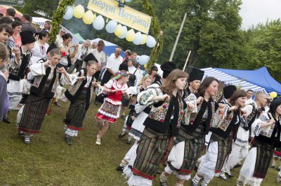 На «Красноїльській ватрі» катали на конях та доїли овець