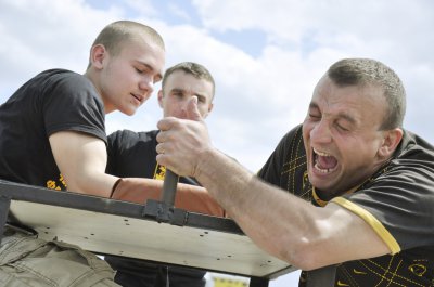 Переможець турніру з реслингу в Чернівцях з’їсть 10 кілограмів шашликів зі своїми друзями