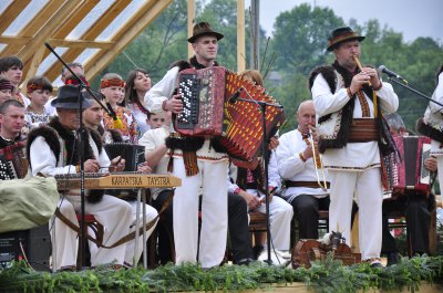 Співачка Руслана приїхала в Путилу на «Полонинську ватру» у вишиванці та кросівках «Адідас»