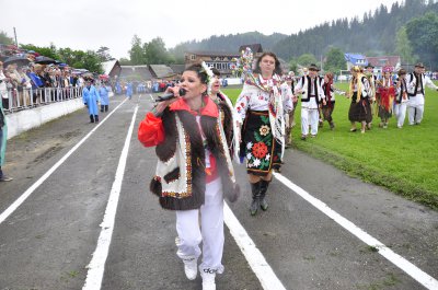 Співачка Руслана приїхала в Путилу на «Полонинську ватру» у вишиванці та кросівках «Адідас»