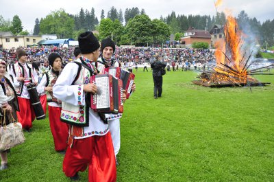 Співачка Руслана приїхала в Путилу на «Полонинську ватру» у вишиванці та кросівках «Адідас»