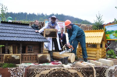 Співачка Руслана приїхала в Путилу на «Полонинську ватру» у вишиванці та кросівках «Адідас»