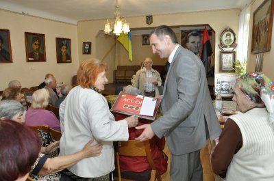 Чернівецькі владники роздали колишнім політв'язням гроші та цукерки