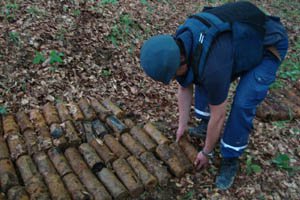 У лісі на Заставнівщині знайшли сотню мін і 3 тисячі набоїв