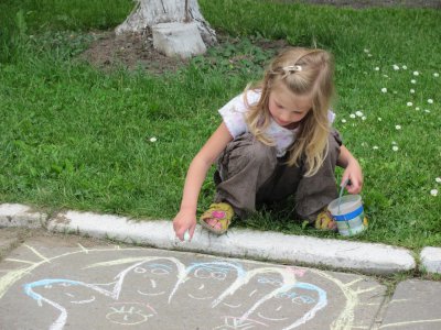 Діти у Чернівцях малювали сонце та веселку на асфальті