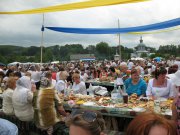 На фестивалі Миколайчука на Буковині накрили столи на тисячі людей