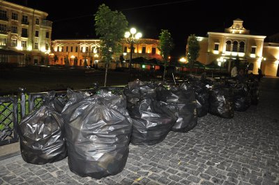 Після матчу України з Англією на фан-зоні в Чернівцях зібрали 30 мішків сміття