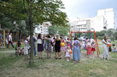 У Чернівцях відкрили новий дитячий майданчик