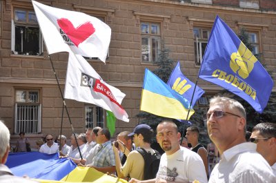 Чоловік галасував, щоби опустили партійні прапори на мітингу під Чернівецькою ОДА