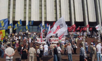 Протестувальники біля Народного дому у Києві молилися за Україну